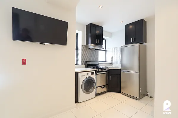 Rented by REZI | media 12