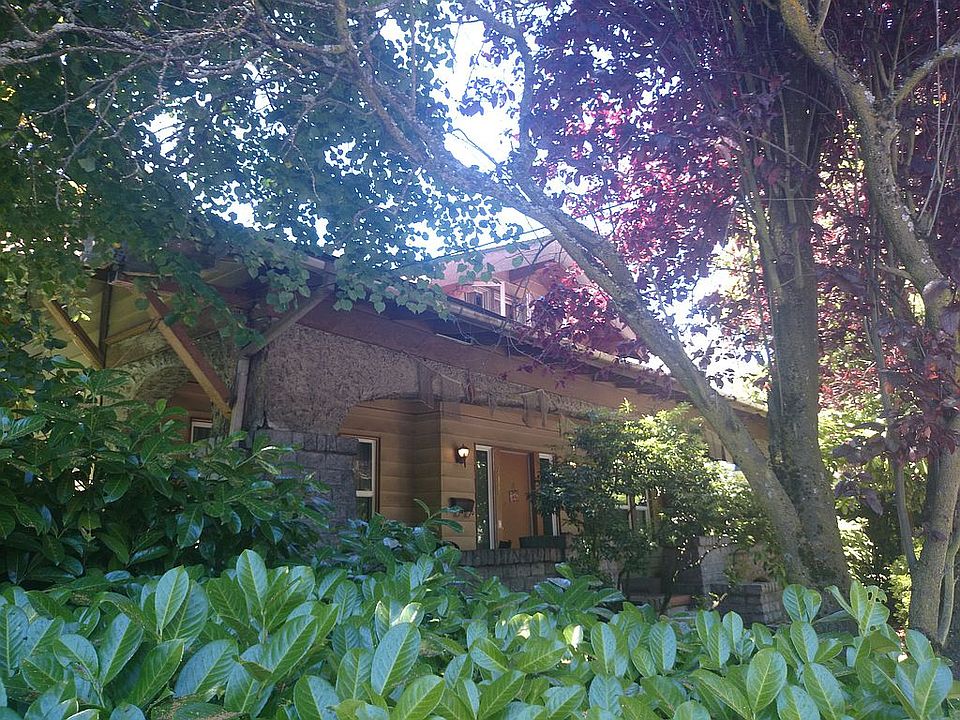 2nd image of 711 12th Ave E
