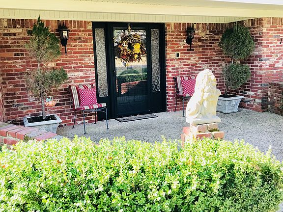 Spacious Front porch 
