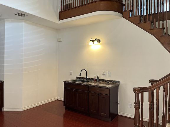 3rd image of 814 E Mabel Ave