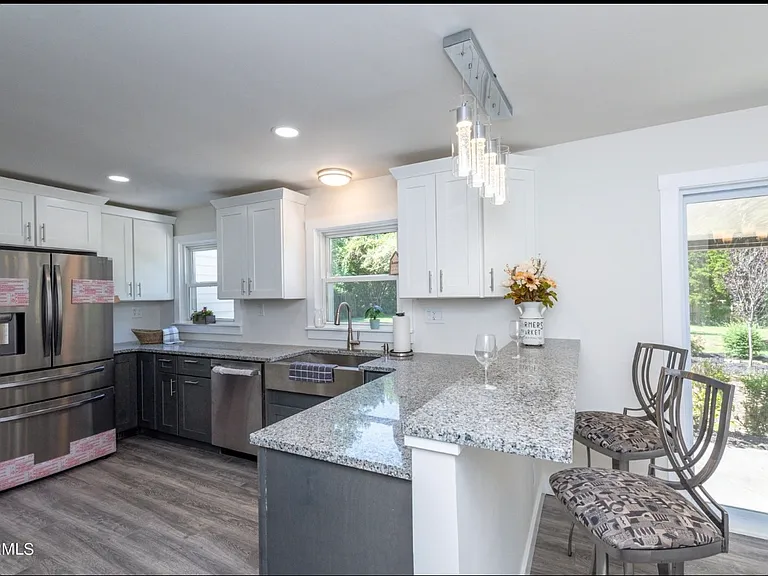 5909 Adelia Dr — Photo 15