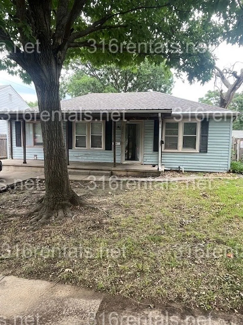 $999 - **Coming Soon** 3 Bedroom / 1.5 Bathroom - Single Family Home — Photo 2