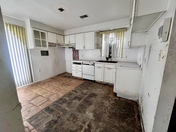 5th image of 20043 Wyoming St