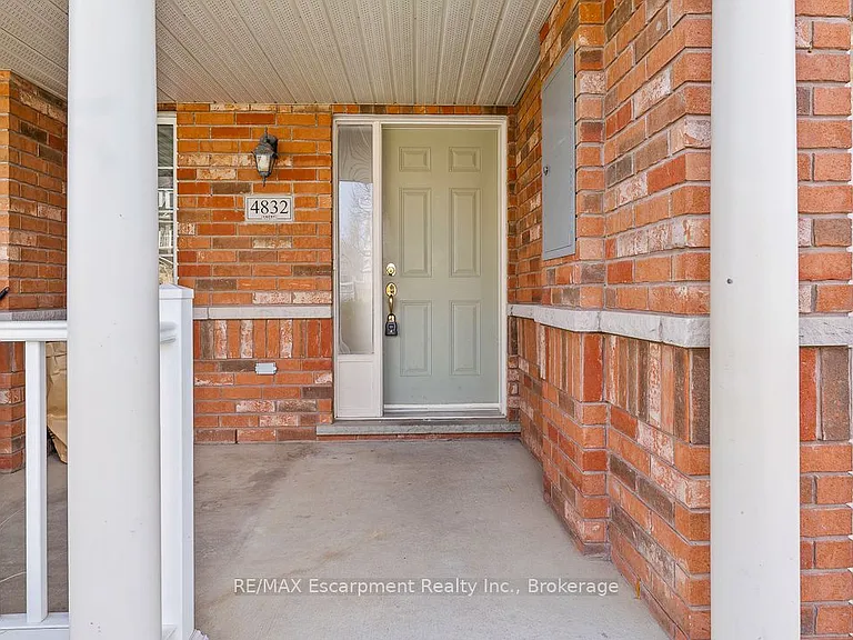 4832 Capri Cres — Photo 4