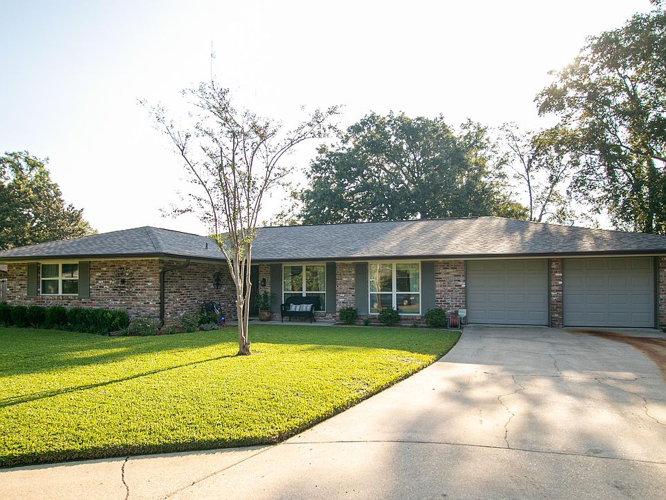 1st image of 10 Northwood Cir