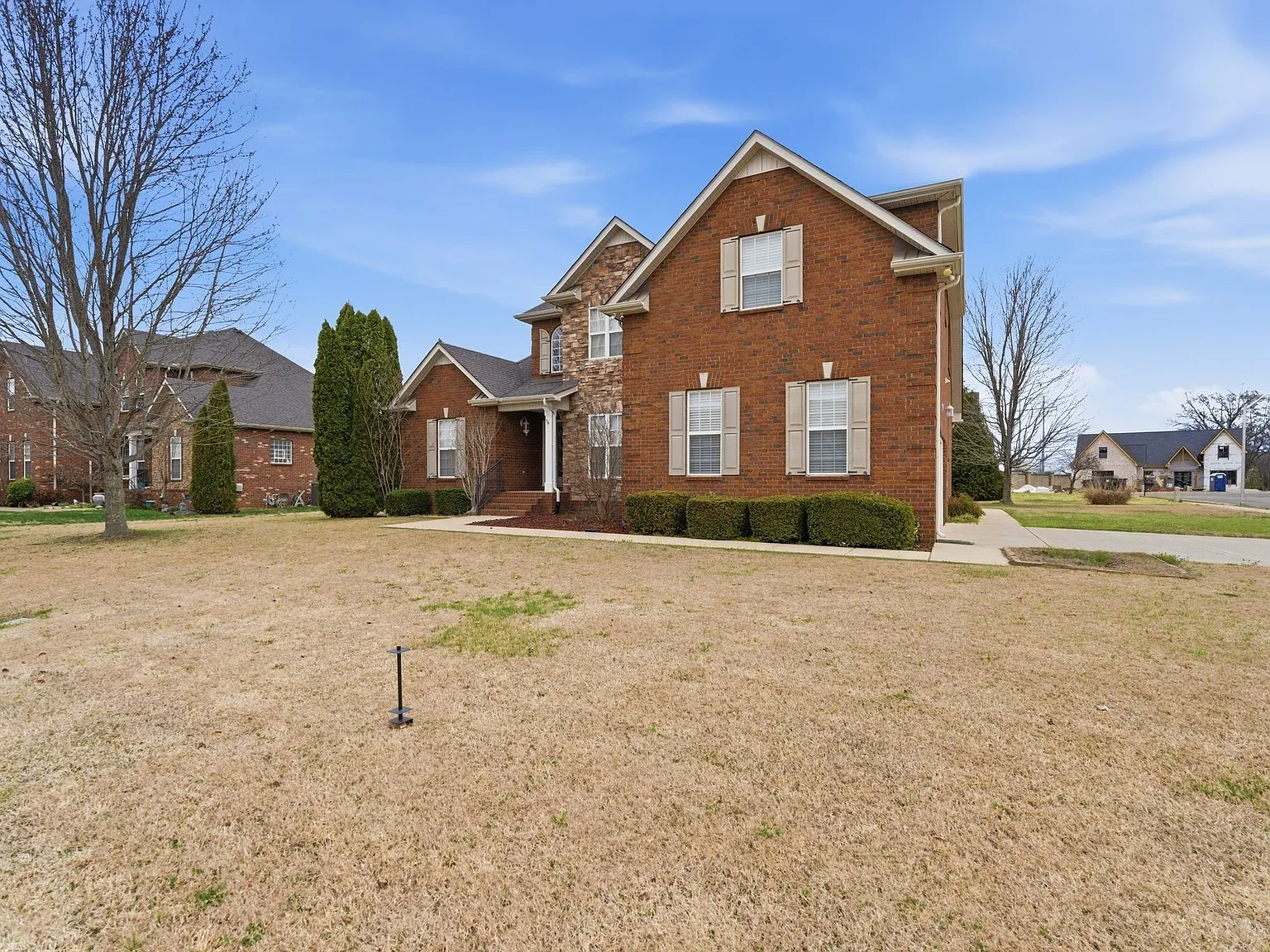 4 bed, 2.5 bath, 2414 sqft, $2,600 — Photo 2