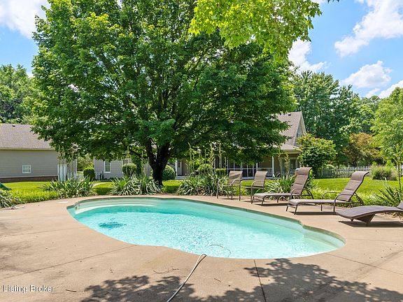 3rd image of 281 Shady Pond Ln