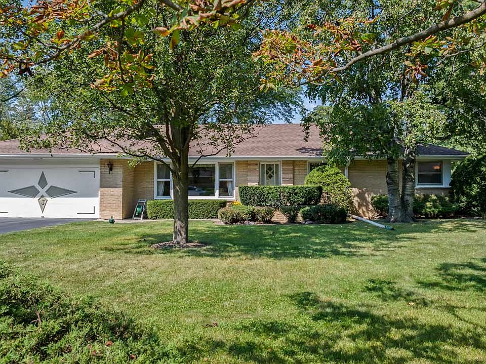 1st image of 32 Glenbrook Dr
