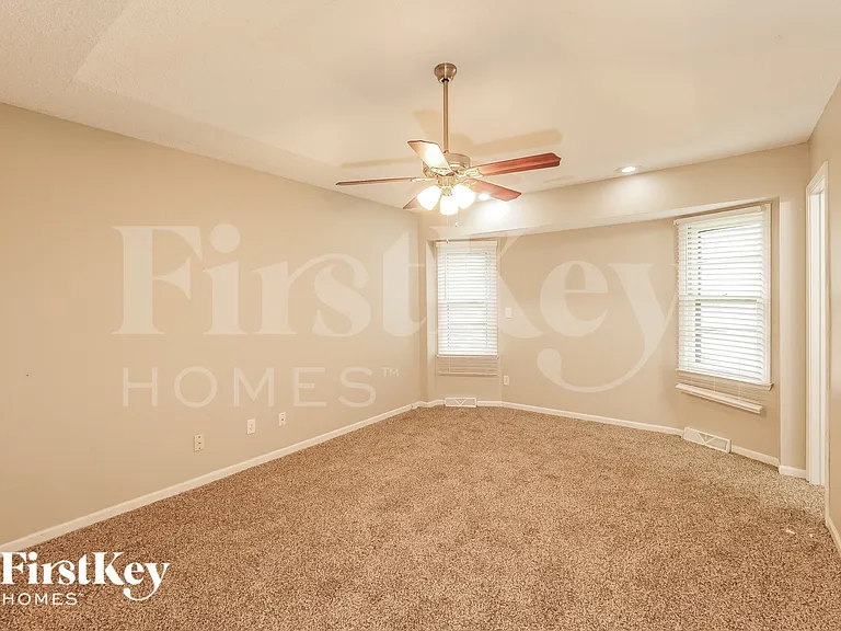 804 NE Karapat Dr — Photo 11