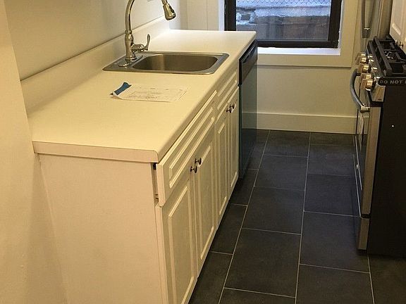 3rd image of 901 Washington Ave APT 1E