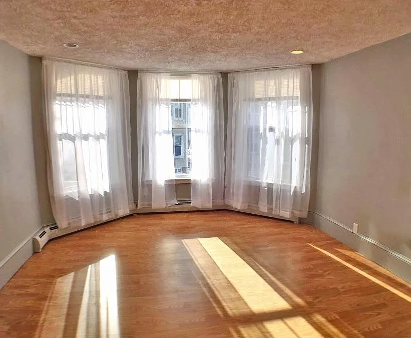 Building Photo - 688 E 5th St #10