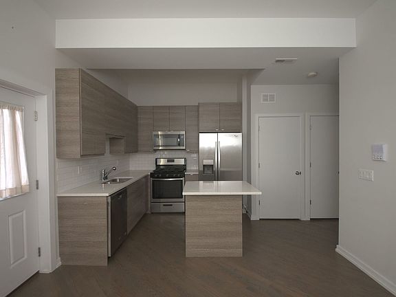 4th image of 1451 W Erie St APT 3R