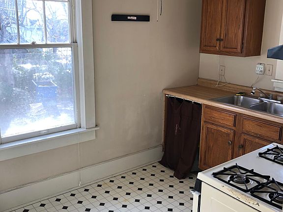 4th image of 1017 W 2nd St APT 10