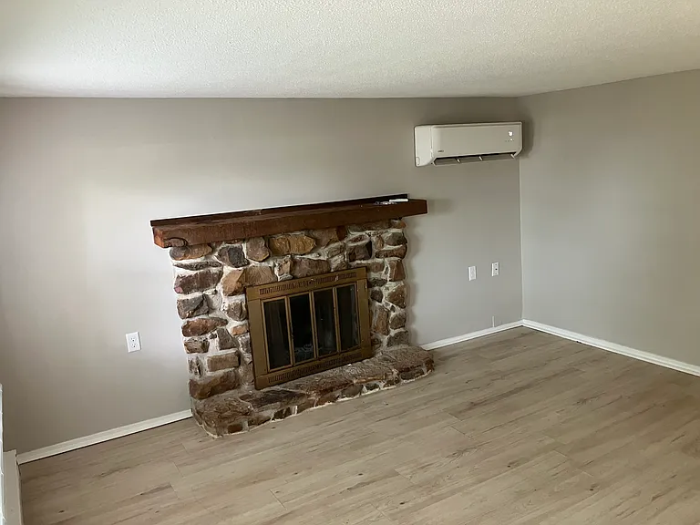 212 E Marshall St — Photo 5