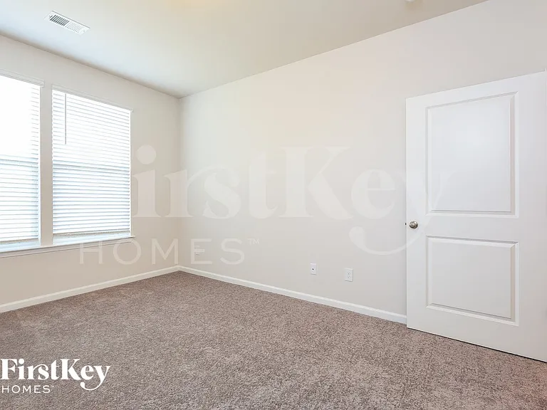 557 Hillpark Ln — Photo 10