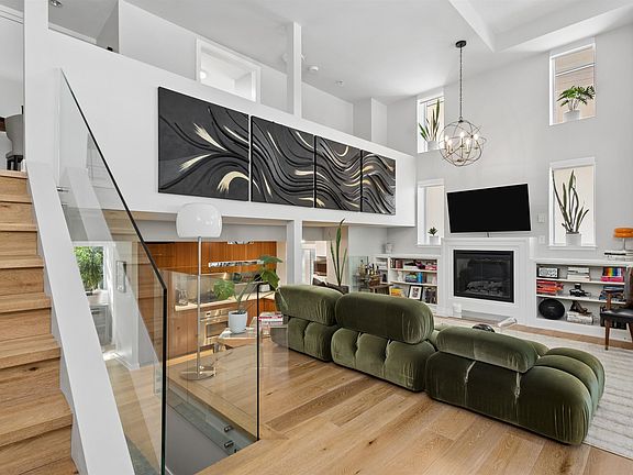4th image of 428 Helmcken St