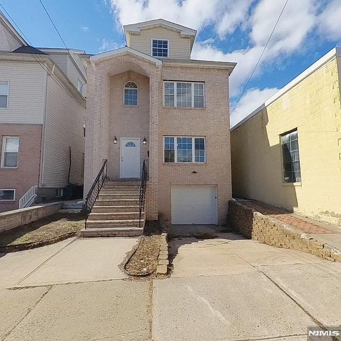 1st image of 547 Elm St