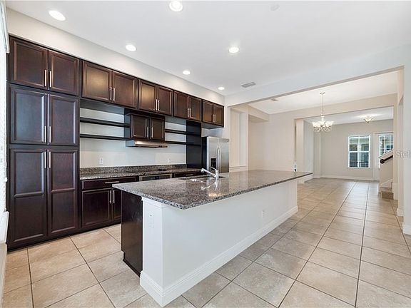 5th image of 569 Scotia Pl