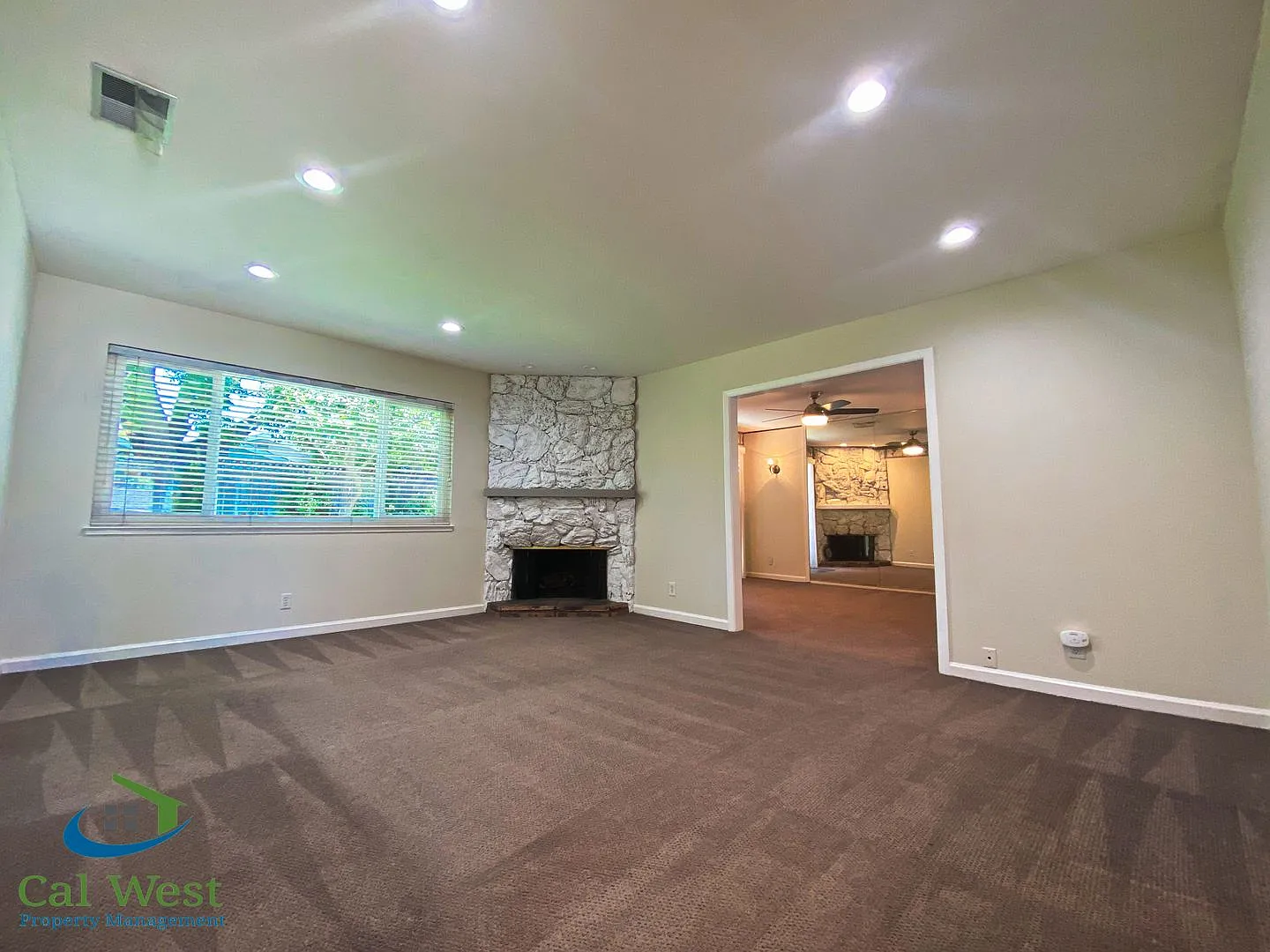 $4595 - Remodeled 3-Bedrooms, 2-Bath, Home with Air Conditioning/Thousand Oaks Neighborhood - Pet... — Photo 4