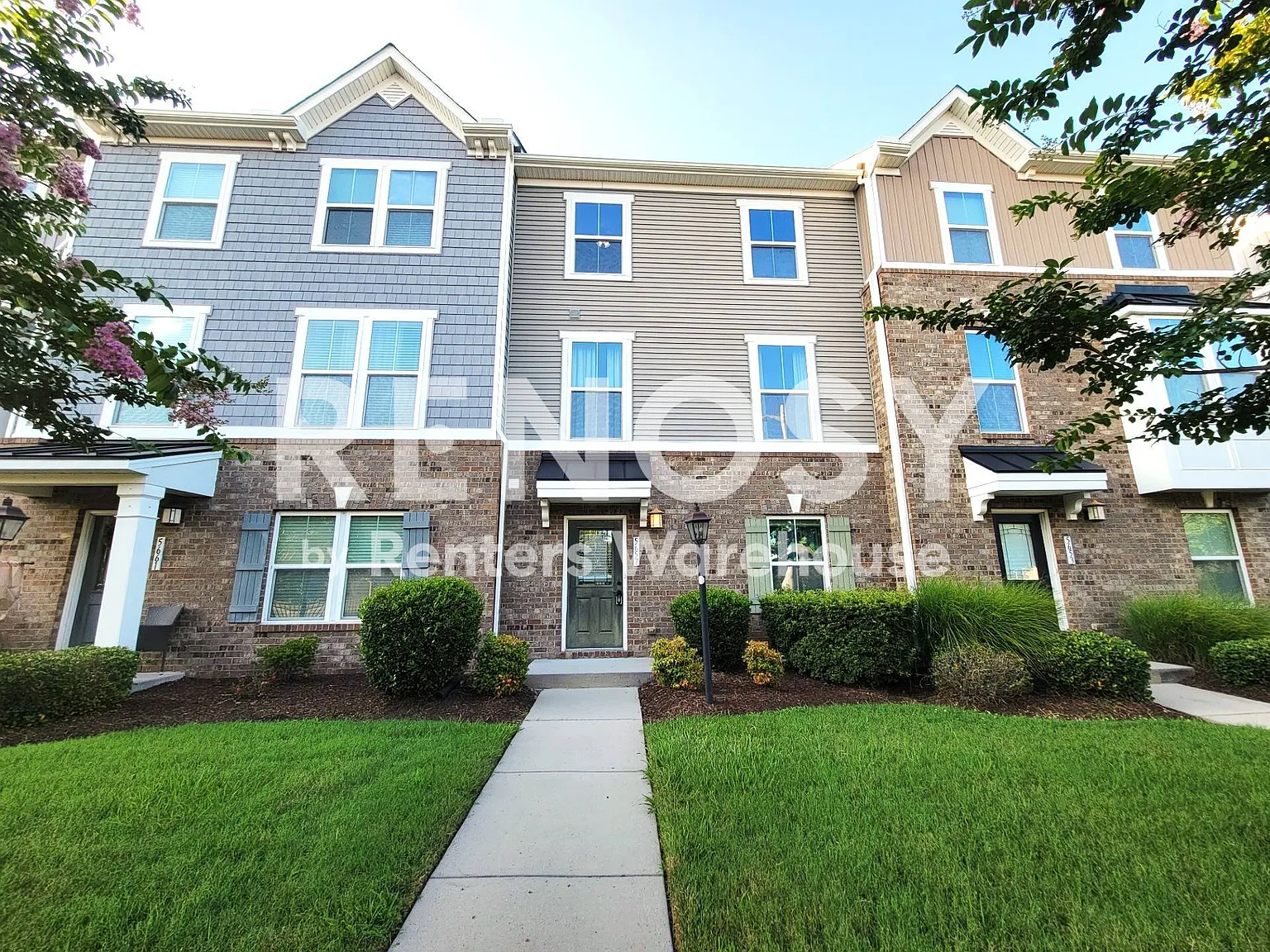 Beautiful Tri Level Townhome! — Photo 1
