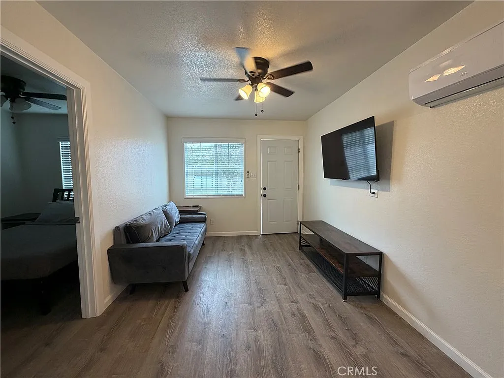 1 bed, 400 sqft, $1,600 — Photo 2