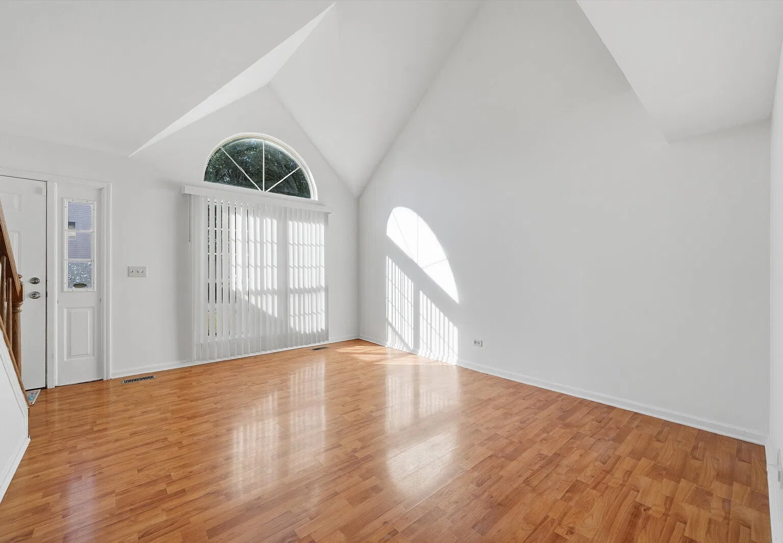 3 bed, 1.5 bath, 1364 sqft, $2,300 — Photo 2