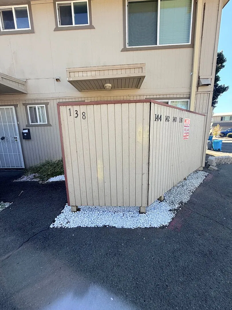 Beautiful 2X1.5 Townhome with a Detached Garage — Photo 2