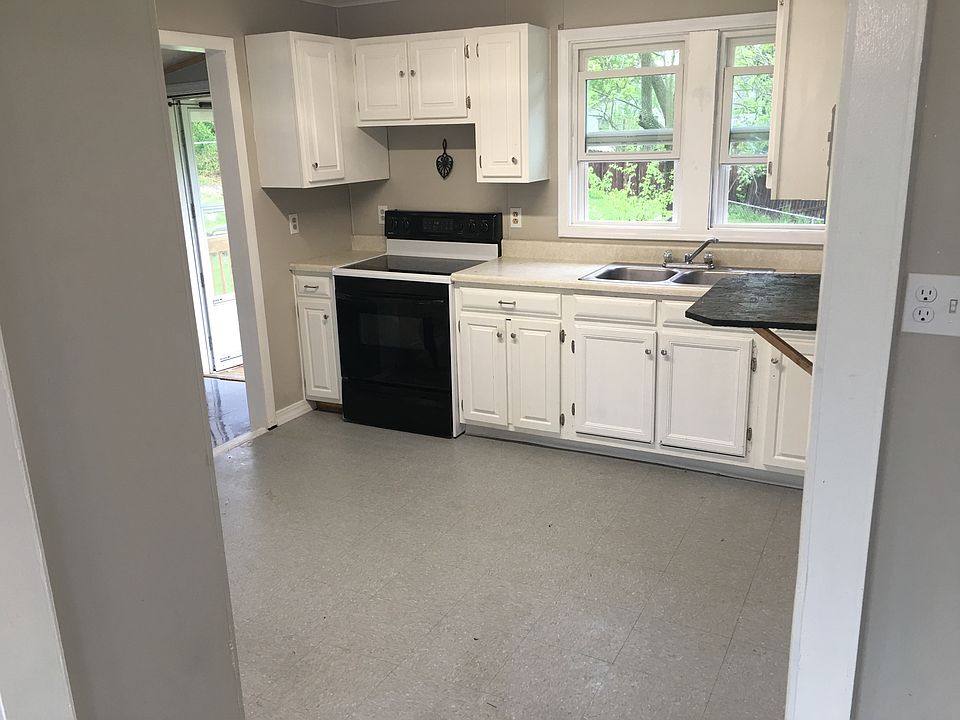 2nd image of 935 Ridge Ave