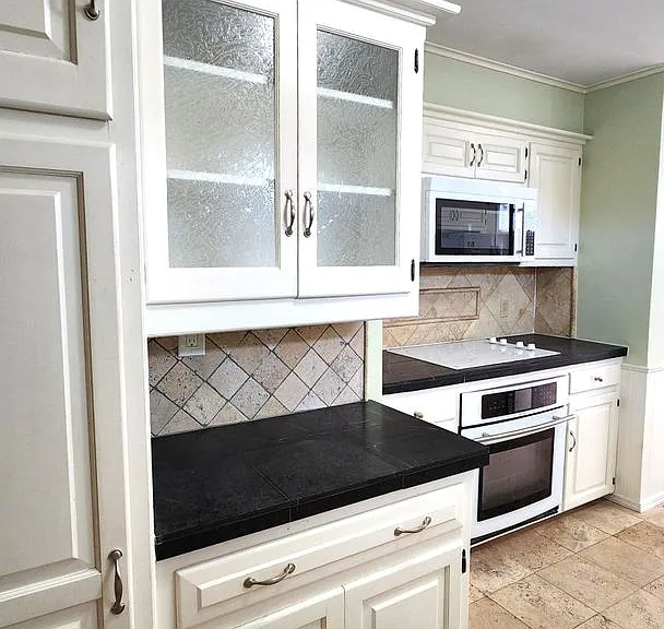 7900 Lakehurst Dr — Photo 9