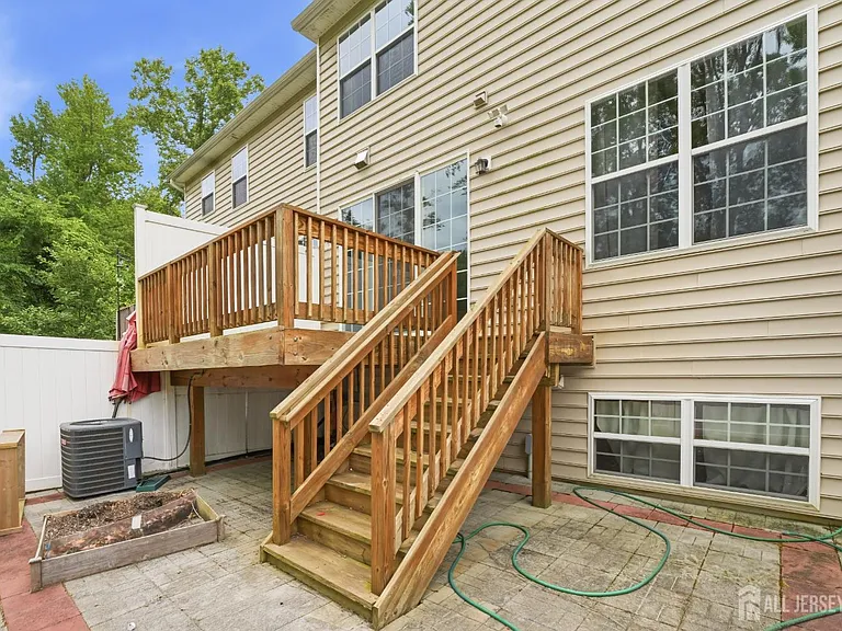 105 Pearce Ln S — Photo 3