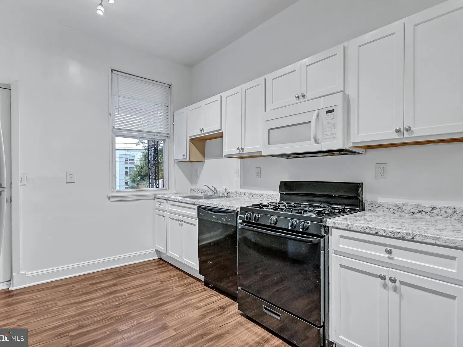 3 bed, 2.0 bath, 2004 sqft, $1,800 — Photo 3