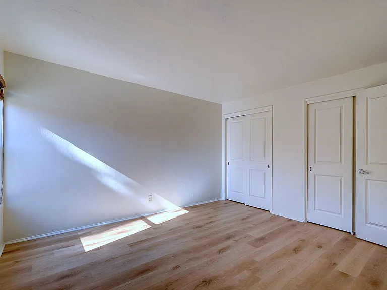 Riverside Suites — Photo 24