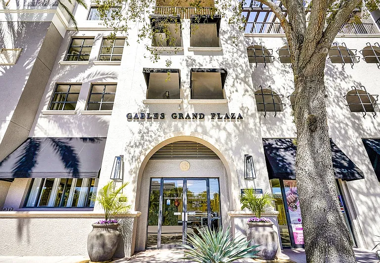 Gables Grand Plaza Apartments — Photo 12