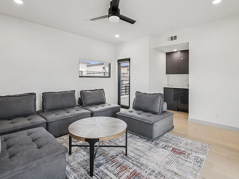 Rooftop Bedroom / Bar