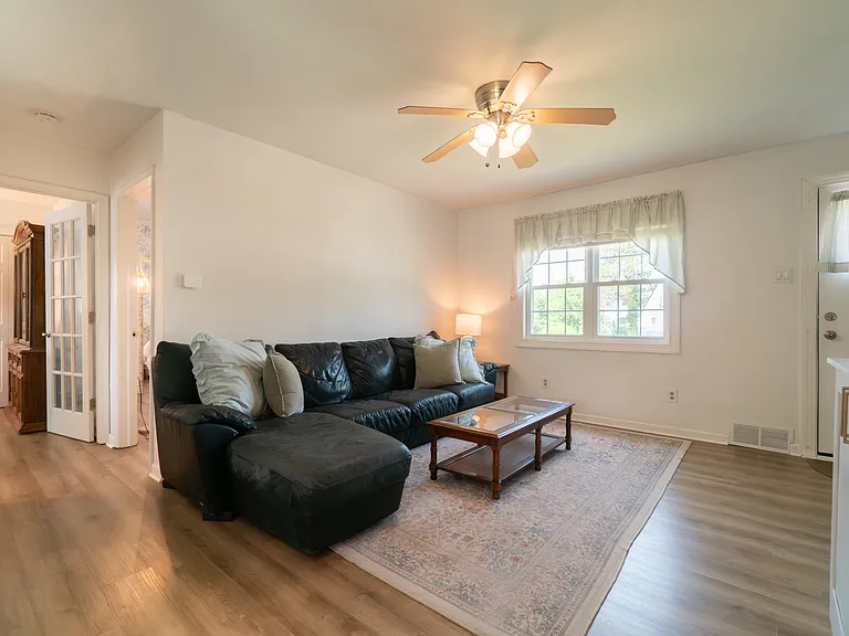 1129 Jefferson Ave — Photo 3