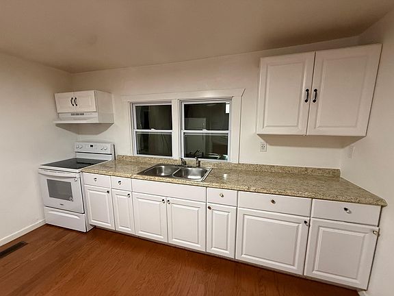 2nd image of 822 W Emerald Ave