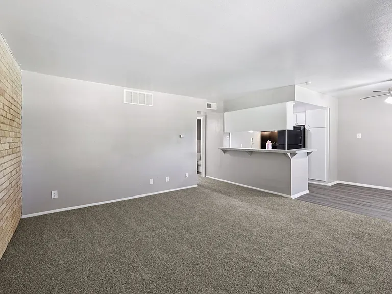 Premier Gardens Apartments — Photo 42