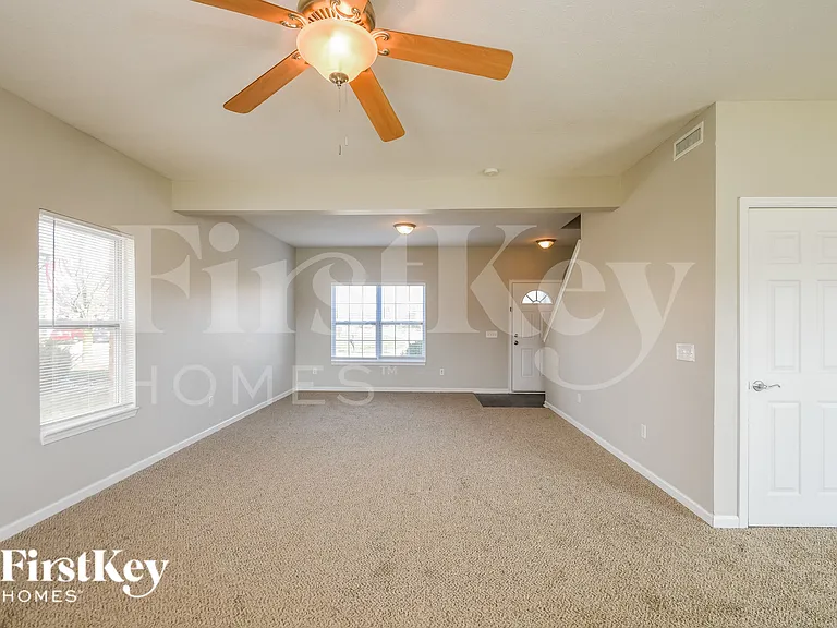 8728 N Springview Dr — Photo 3