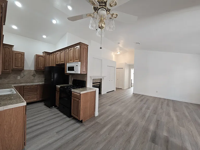 1612 N Torrey Pines Dr #104 — Photo 4