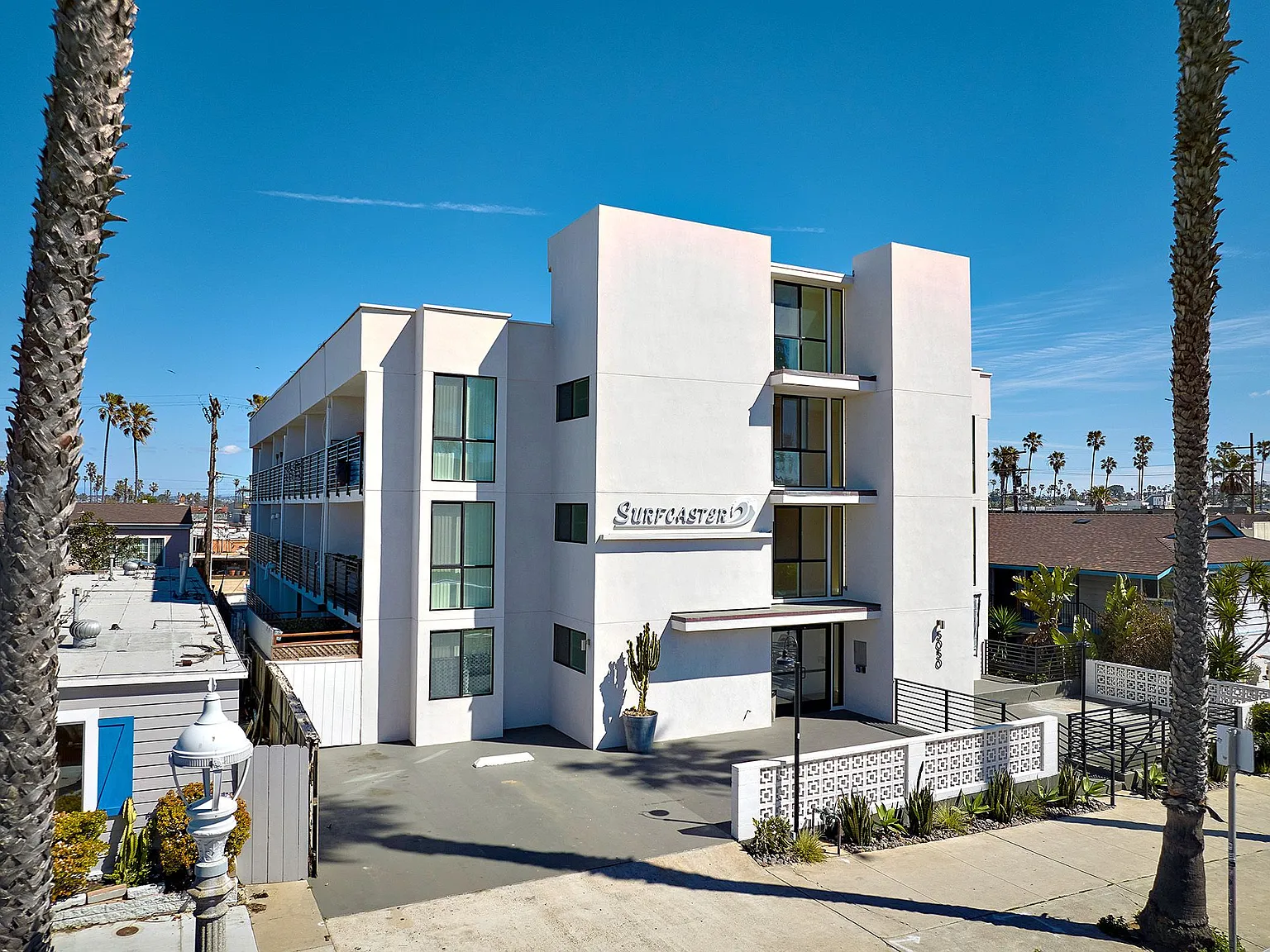 Surfcaster Apartments — Photo 1