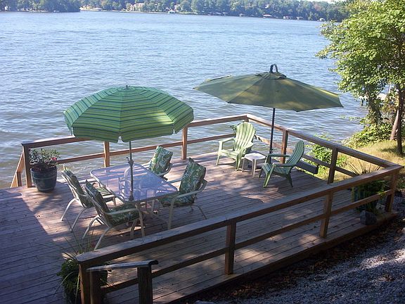 Awesome waterside deck : great entertaining area