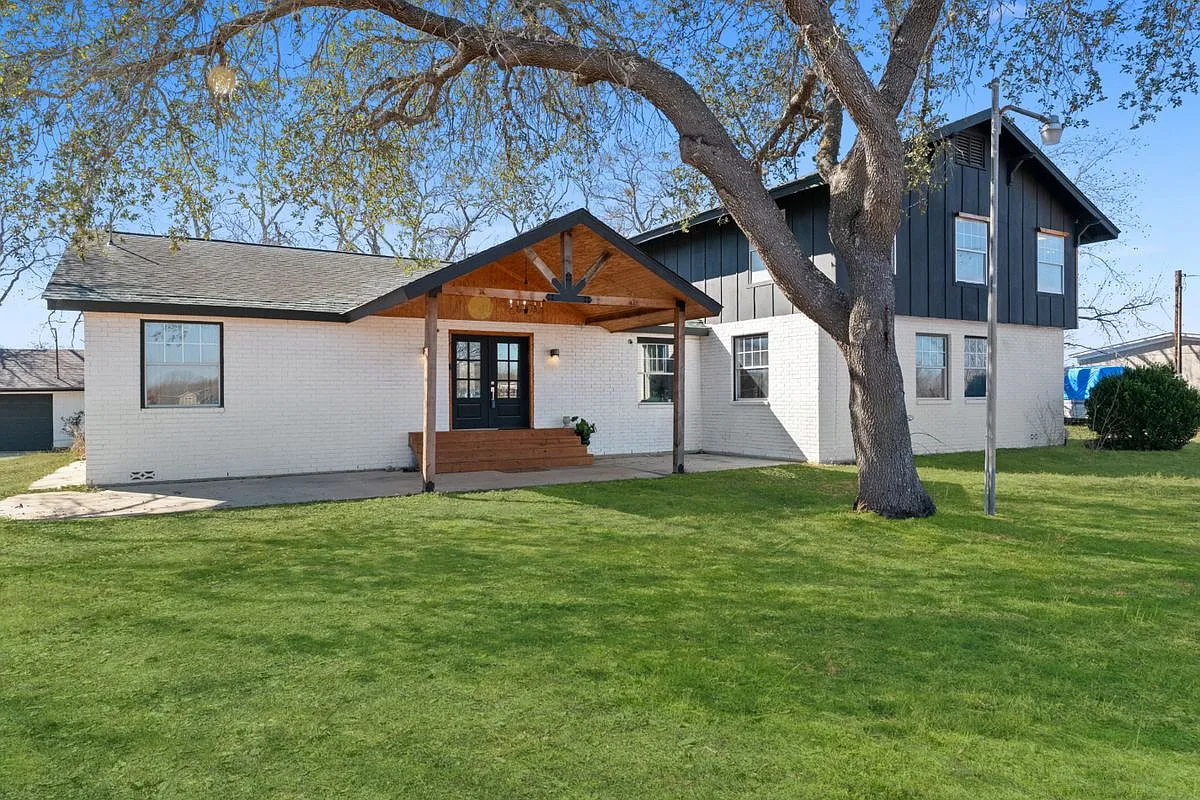 5 bed, 3.0 bath, 3900 sqft, $5,500 — Photo 1