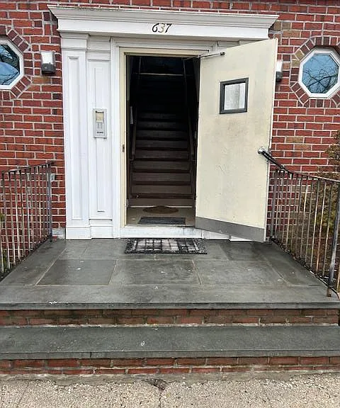 639 S Wellwood Ave #B6 — Photo 6
