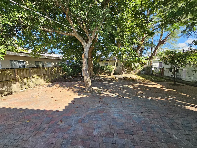 1915 Normandy Dr — Photo 3