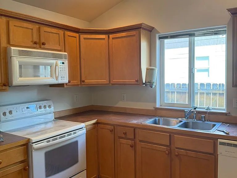 3064 Oliver St — Photo 3
