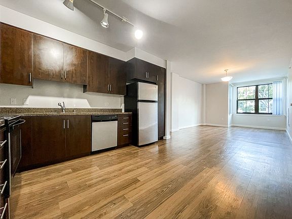 2nd image of 1816 Eddy St #103