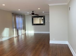 8305 E Prairie Rd, Skokie, IL 60076