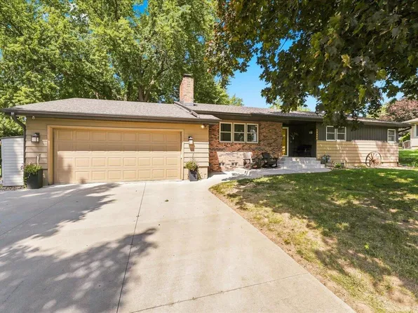 19906 Northern Pine Rd, Council Bluffs, IA 51503