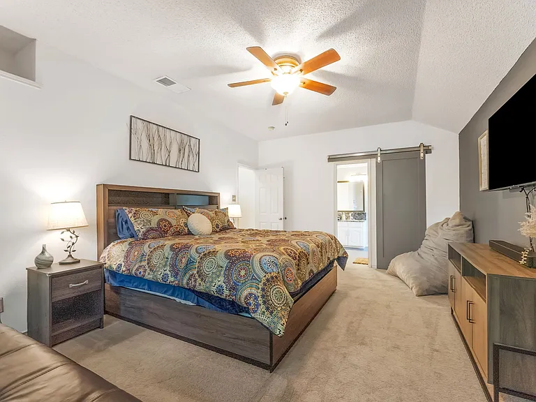 821 Cornell Ln — Photo 3