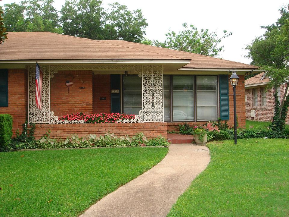 Great location 3/2 over 2000 sq ft
